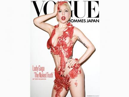 Lady Gaga şochează din nou: a pozat îmbrăcată în carne crudă!